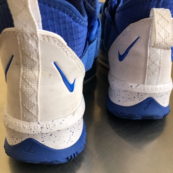 Nike Lebron Soldier VIII Basketball Shoe. Size 4.5 for boys. Literally worn 2x’s - Picture 3 of 6